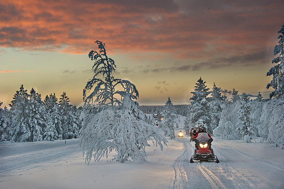 Snowmobile_Kakslauttanen