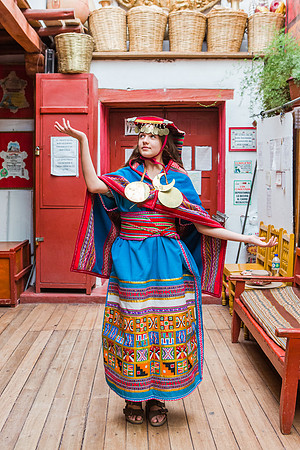 KelliBeePhotography-Peru-Hat-Tailor-0045